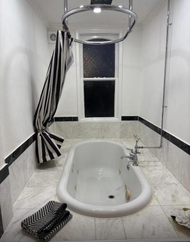 Spacious 2 Bed Apartment in Addlestone - image 12
