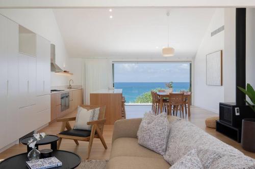 Bella Vista - Oceanfront Haven with Endless Views in Norah Head
