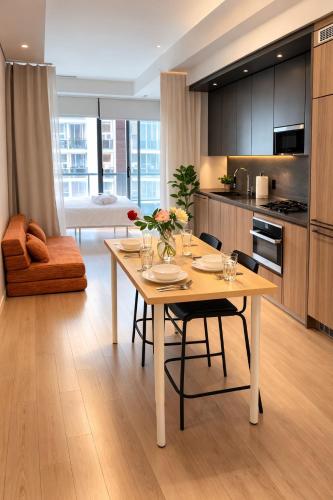 Downtown Toronto Condo Sleeps 6 Two Queen Beds & Sofa Bed Gym Near UofT – khách sạn tại Nhà Thờ và Wellesley