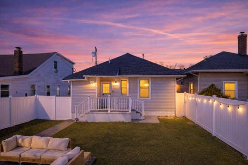 3BR Beach House | Fire Pit & Bar | Steps to Beach in Long Branch (NJ)