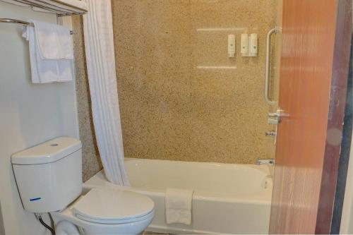 Quality Inn & Suites Roswell - image 19