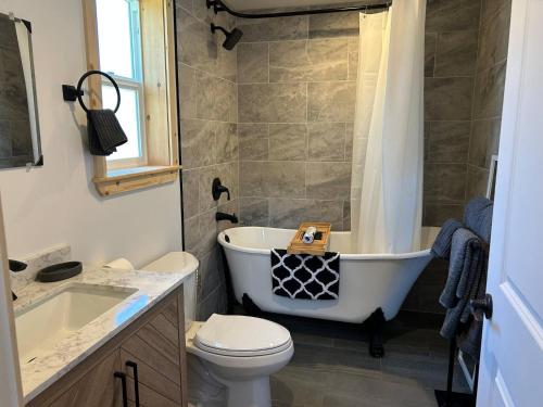 Vannas istaba, Mountains Edge Bungalow in Sovarda (BC)