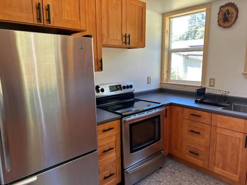 Mountains Edge Bungalow in Sovarda (BC)