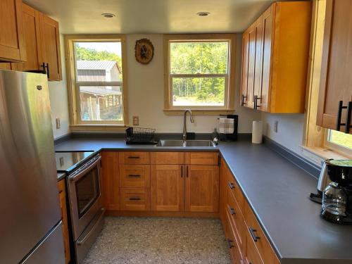 Mountains Edge Bungalow in Sovarda (BC)