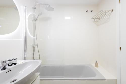 C35 Modern apt in Downtown - image 2