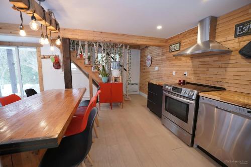 Spa et Waterfront - Cachette du Petit Lac in Chertsey (QC)