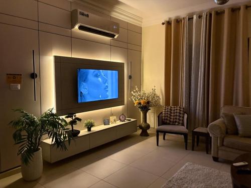 Home away from home with a Beautiful Balcony View 3 bedrooms 2 bathrooms - image 5