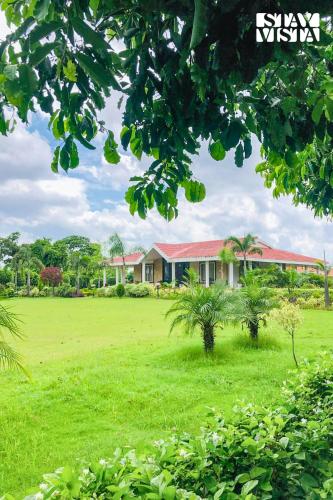 StayVista's The River Villa - Pet-Friendly Riverside Villa with Lawn & Bonfire – khách sạn tại Khac