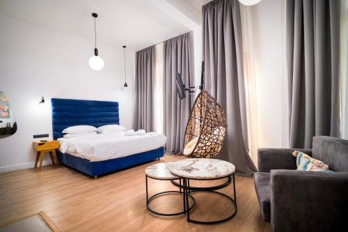 The Maroon Bottle Hotel 4