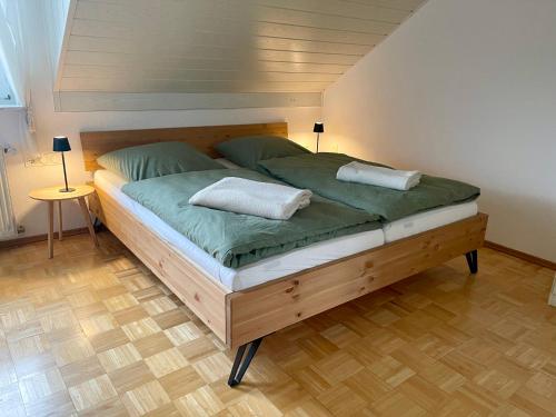 Bed, Altrhein Hideaway ruhige Ferienwohnung nahe Frankfurt ideal fur Natur & Radfahrer in Riedstadt