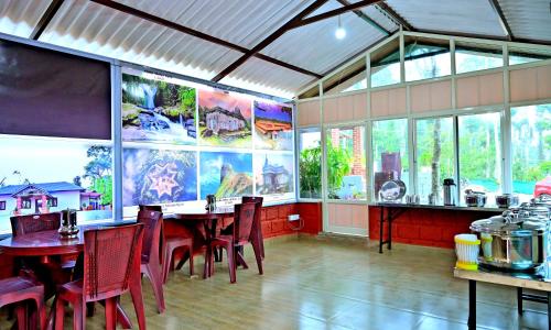 Coffee Crown Homestay - 1km to Falls, Home Food, Estate, Pvt Rooms, Villa, in Agani