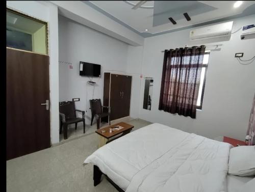 Surya hotel in Gangapur