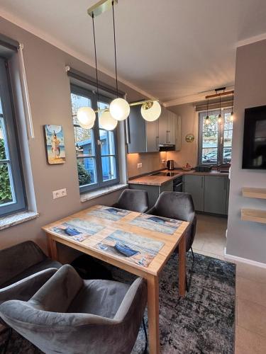 virtuve, Frisch Saniert Ferienhaus Achterland - Strand, Sauna, Kamin, WLAN und ein großer Garten in Kamminke