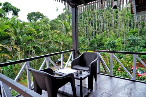 Jungle Greens Homestay - 150Y Old Coffee Estate, Home Food, Jungle Safari in Mallandur