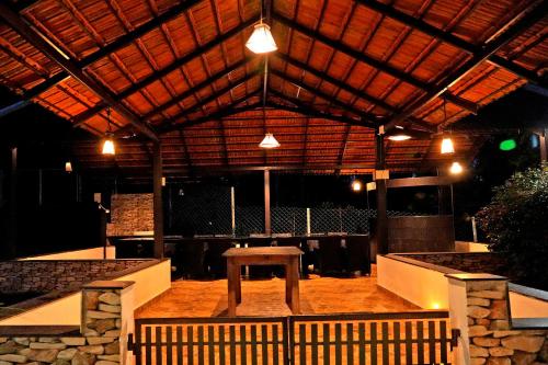 Jungle Greens Homestay - 150Y Old Coffee Estate, Home Food, Jungle Safari in Mallandur