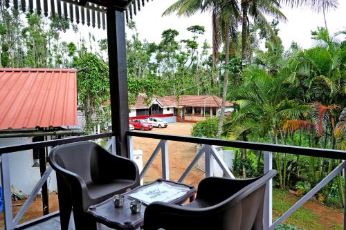 Jungle Greens Homestay - 150Y Old Coffee Estate, Home Food, Jungle Safari in Mallandur