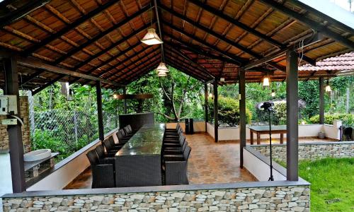 Jungle Greens Homestay - 150Y Old Coffee Estate, Home Food, Jungle Safari in Mallandur