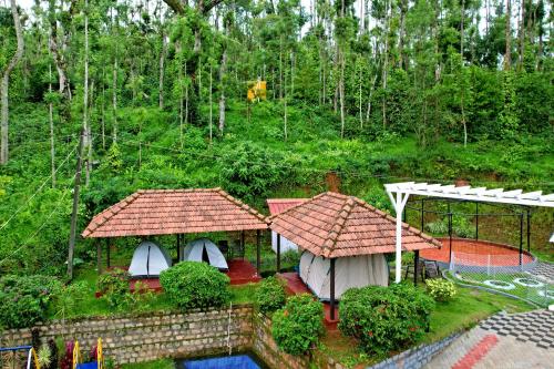 Jungle Greens Homestay - 150Y Old Coffee Estate, Home Food, Jungle Safari in Mallandur