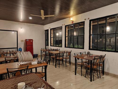 Jungle Greens Homestay - 150Y Old Coffee Estate, Home Food, Jungle Safari in Mallandur