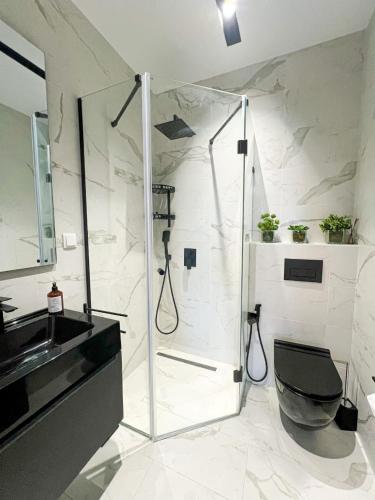 Kamar Mandi, Only You in Jardins De Carthage