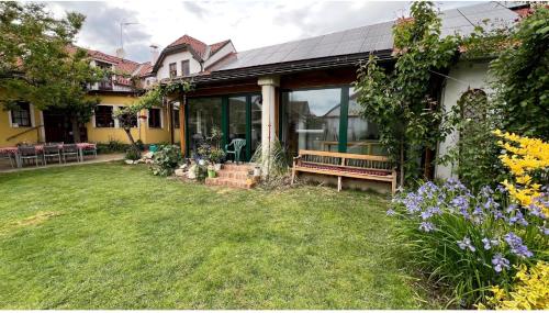 Gästehaus Weinwurm – khách sạn tại Seefeld-Kadolz