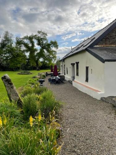 Gîte Madeleine, 4 bedrooms, 2 bathrooms, family friendly, swimming pool gîte à louer Goasnoat