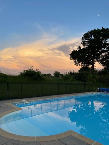 Peldbaseins, Gîte Madeleine, 4 bedroom country cottage with pool, sleeps 10 (Gite Madeleine, 4 bedroom country cottage with pool, sleeps 10) in Saint-Nicolas-du-Pelem