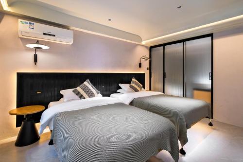 2 twin beds