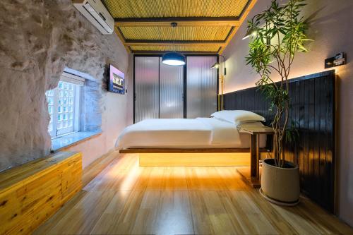 1 queen bed, 1 futon bed