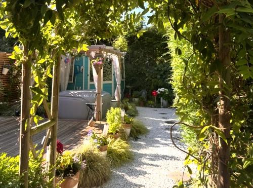 Cosy Garden Accommodation, Private Hot Tub & Four Poster Bed - York