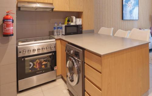 Golden Sunset Luxe 1BR CB2-3-RA1-812-1br in Мадинат-Зайед