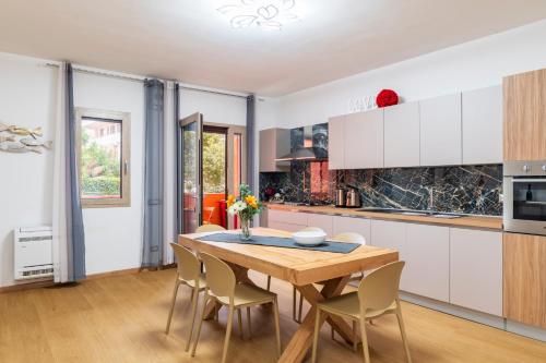 5' from the Sea, Elegant Apartment with Wi-Fi and AC