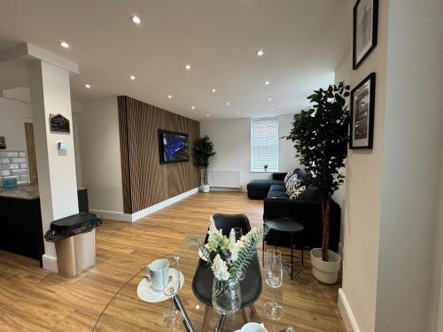 Stylish 2 Bedroom Coastal Apartment near Crosby Beach & Liverpool in Crosby