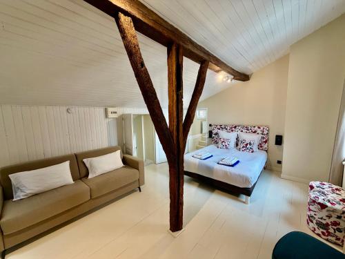 1 queen bed, 2 sofa beds