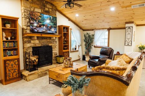 Villa Serena Tuscan Theme home with a HIDDEN lounge, fire pit, lawn games, creek – khách sạn tại Dahlonega (GA)