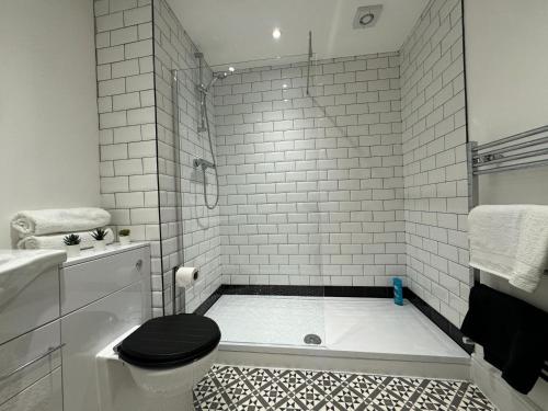 Bathroom, Stylish 2 Bedroom Coastal Apartment near Crosby Beach & Liverpool in Crosby