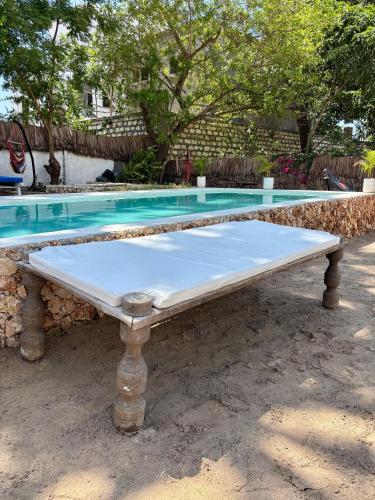 Basen, Flower House in Malindi