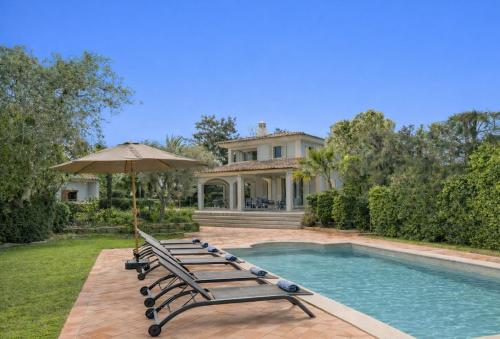 Sunny Algarve Villa with Private Pool and Near Beach – khách sạn tại Vale de Centianes