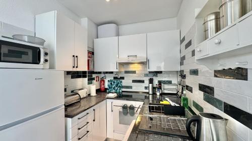 Kitchen, Arrifana Sea Stay in Picao