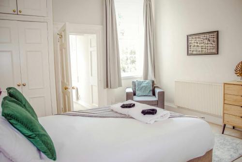 BRAND NEW LISTING Beautiful 2 bedroom apartment 4
