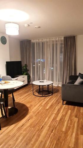 Penthouse height Flat, City View Balcony, Quiet, Free Wifi, Gym & More Minimalistic Home, Manchester