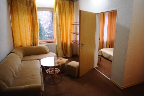 1 queen bed, 1 sofa bed