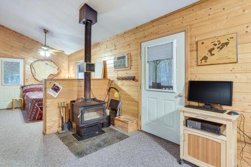 Woodland Cabin with Fishing, ATV and Snowmobile Trails in Lake Nebagamon, USA