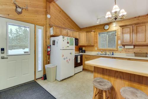 Woodland Cabin with Fishing, ATV and Snowmobile Trails in Lake Nebagamon, USA
