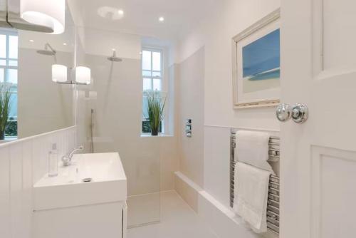 Bright & Leafy 1BD Flat in the Heart of Chelsea! - image 18
