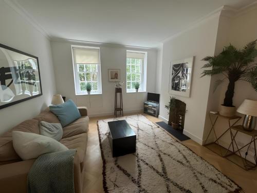 Bright & Leafy 1BD Flat in the Heart of Chelsea! - image 16