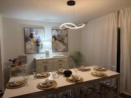 Food and beverages, Modern Home Close to Downtown & Beach in Vermont Heights (FL)