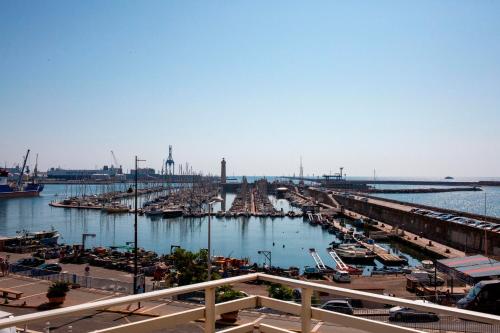 Deluxe One-Bedroom Apartment with Harbour View