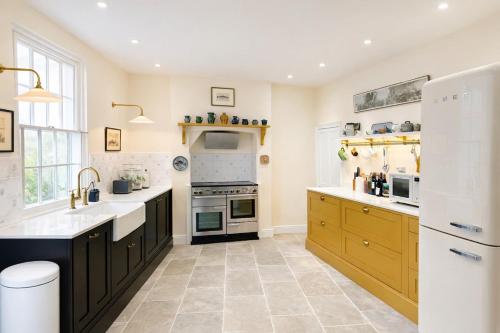 Amazing Large House, Lovely Newly Fitted Kitchen, Sleeps 8 , Nice Views and Garden, Plus a Beach Hut that is Located on Lyme Regis Beach