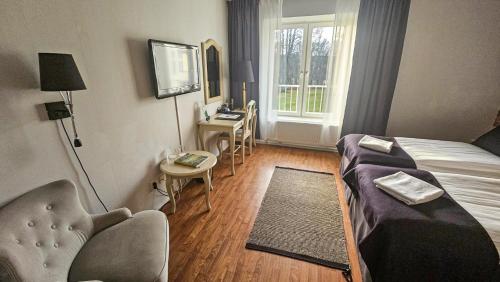 1 double bed, 2 twin beds